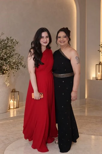 Avinii Taneja with her mother, Pooja Taneja