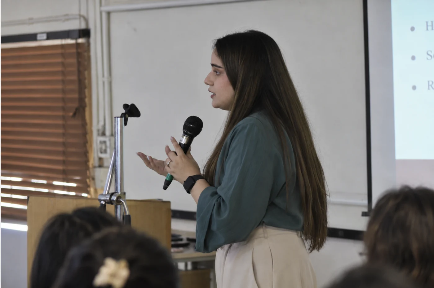 Avinii leading a mental health session